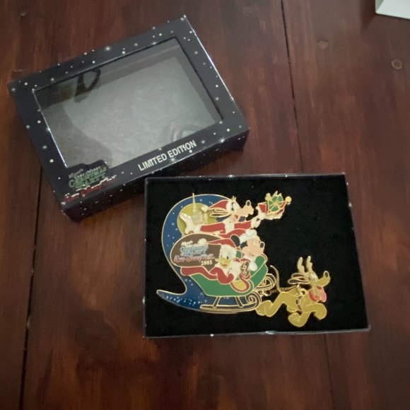 2005 Walt Disney World Mickey's Very Merry Christmas Party Jumbo Pin - Picture 2 of 3